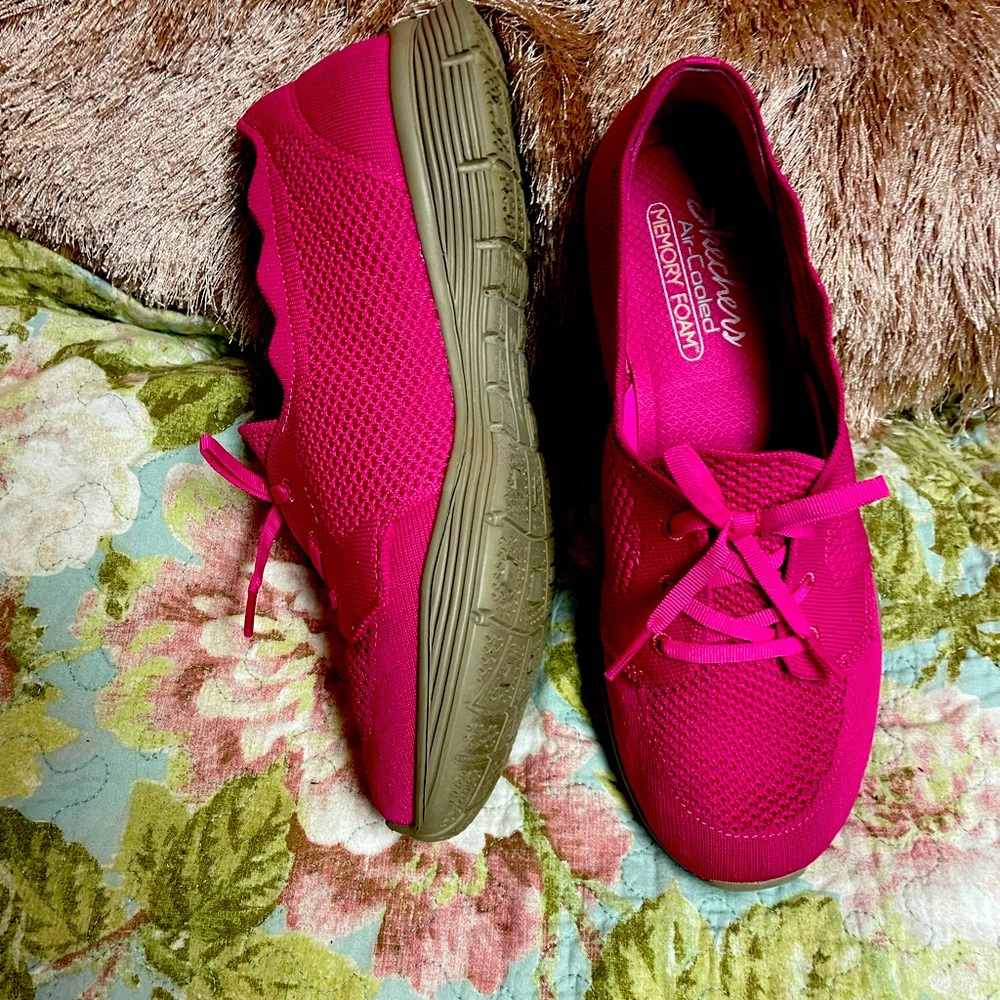 Skecher slip ons